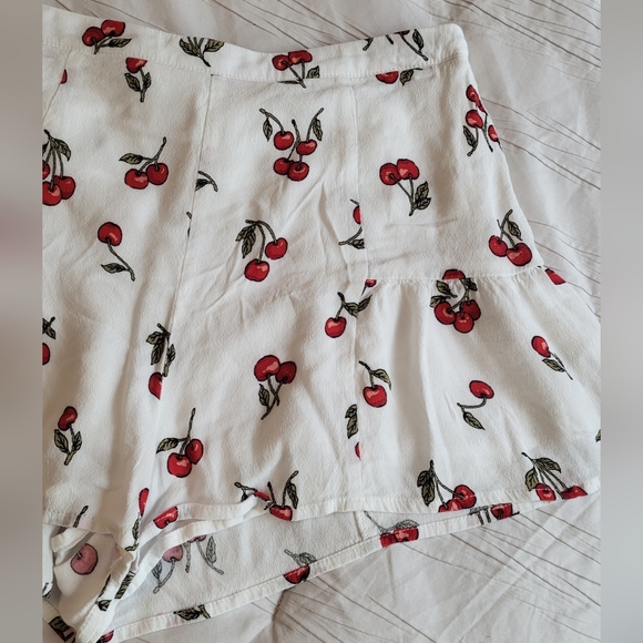 Cherry Print High waisted shorts 🖤 - Picture 4 of 5